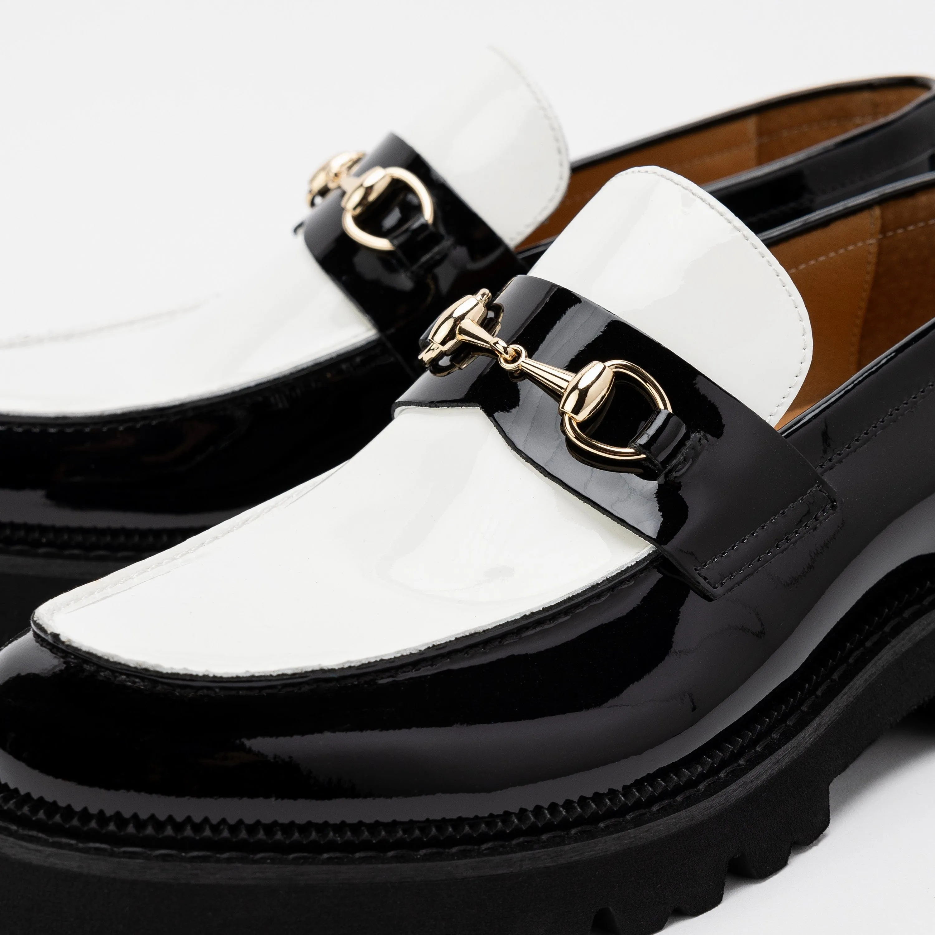 Mocassins Blake en cuir vernis noir et blanc avec embout métallique