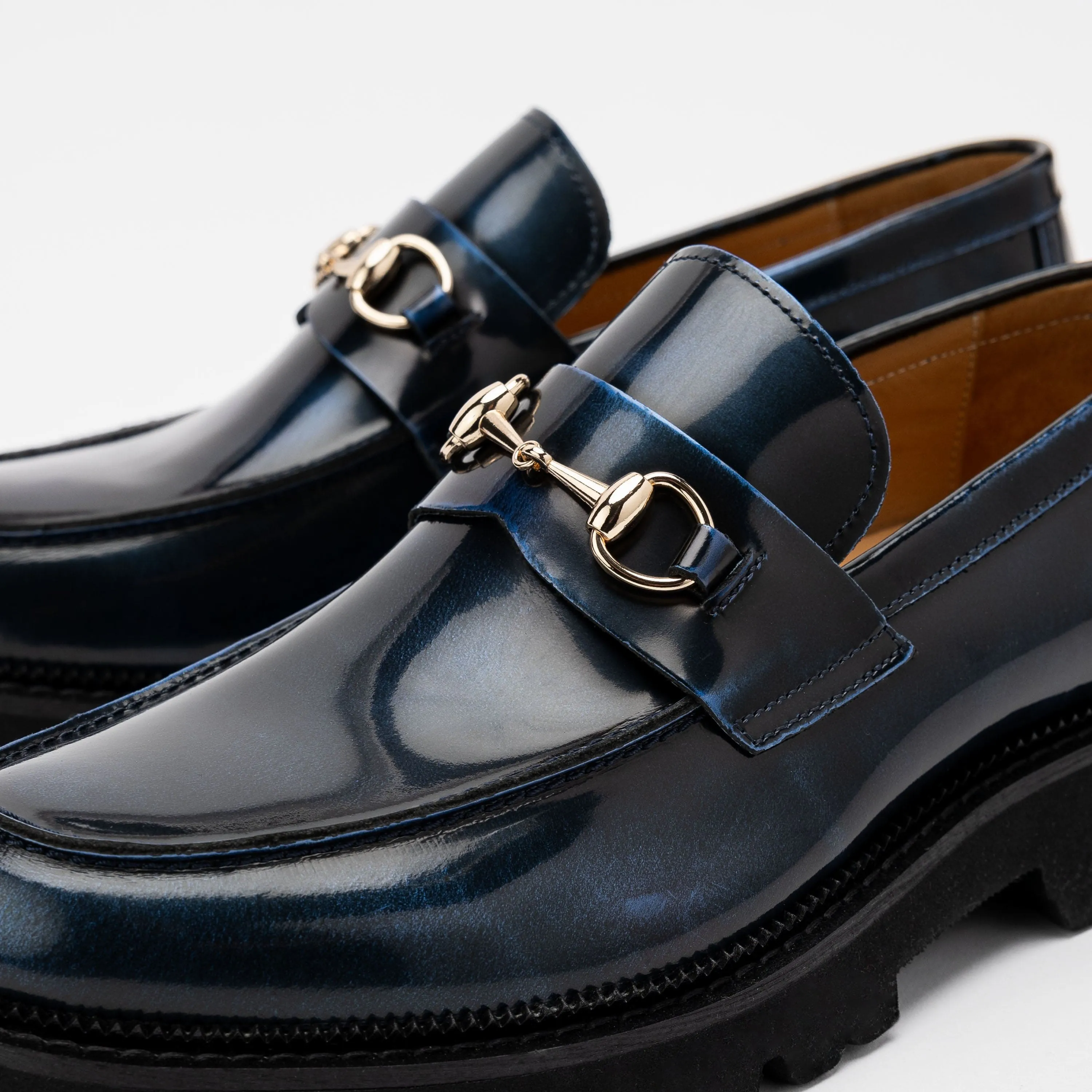 Mocassins Blake en cuir vernis marine avec embout métallique