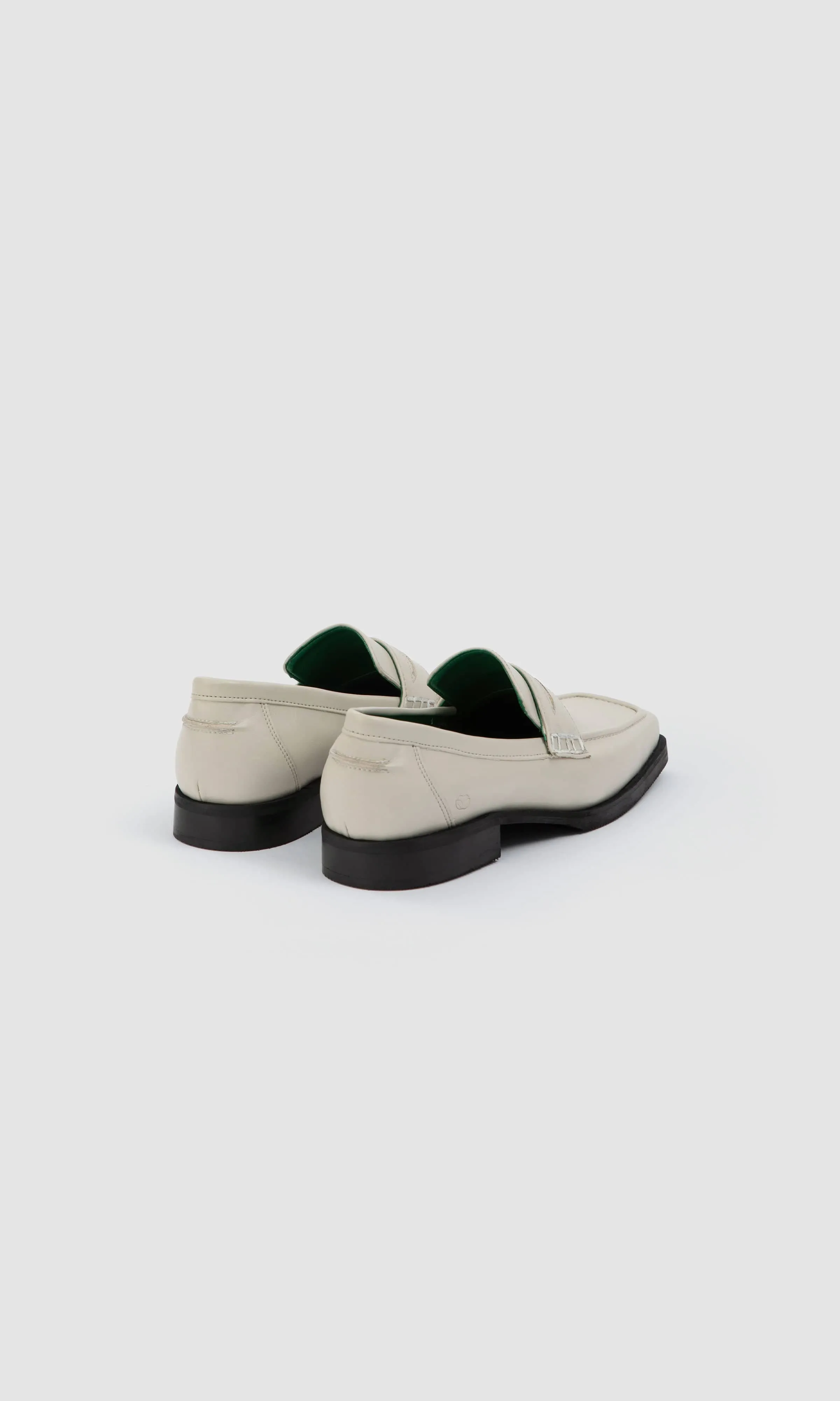 Joan Vegan Apple Loafers en similicuir | Crème