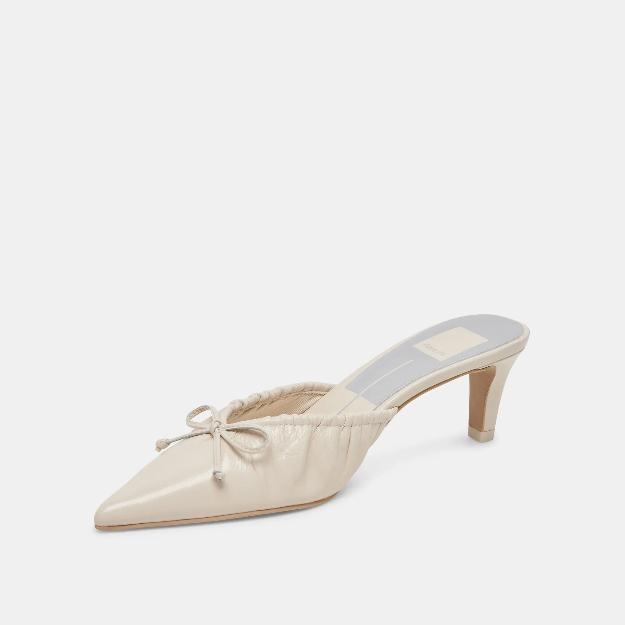 KAIRI TALONS MOYENS IVOIRE CUIR VERNI FROISSÉ