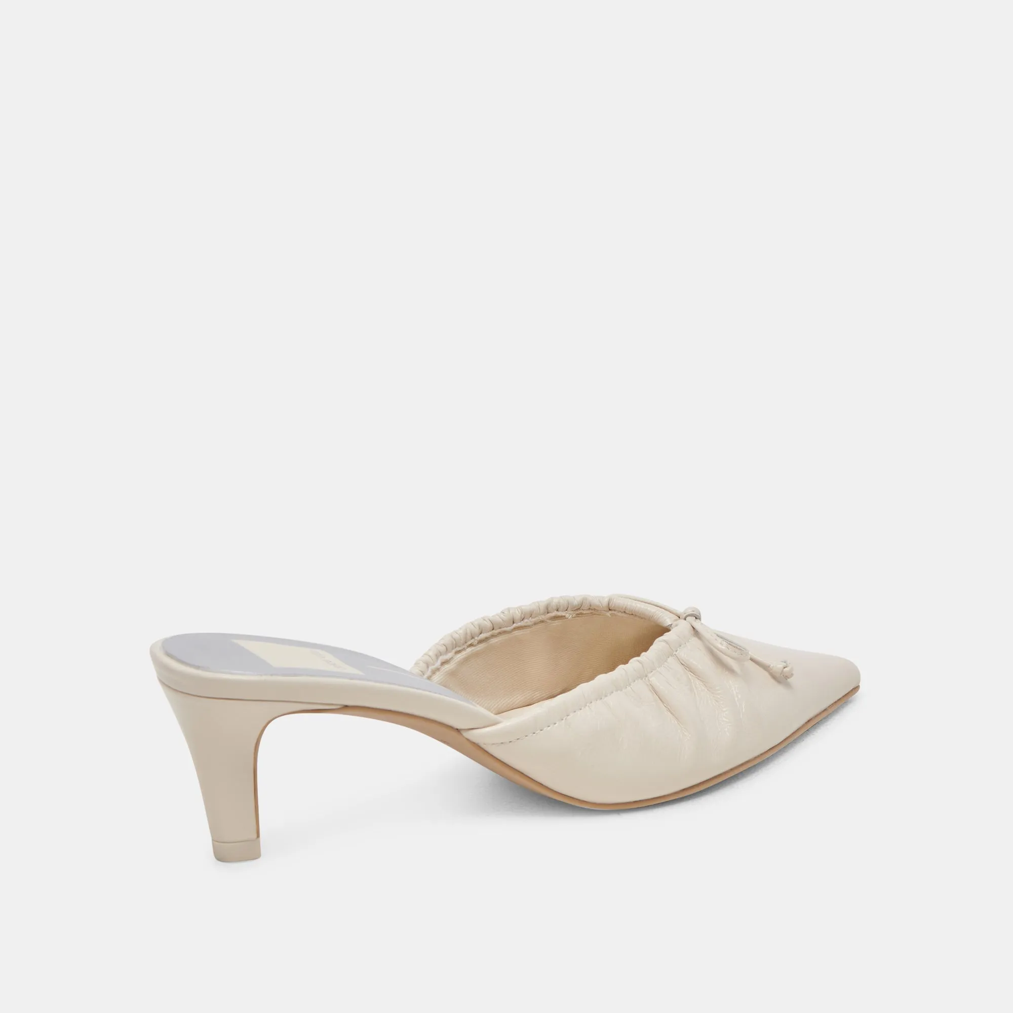 KAIRI TALONS MOYENS IVOIRE CUIR VERNI FROISSÉ