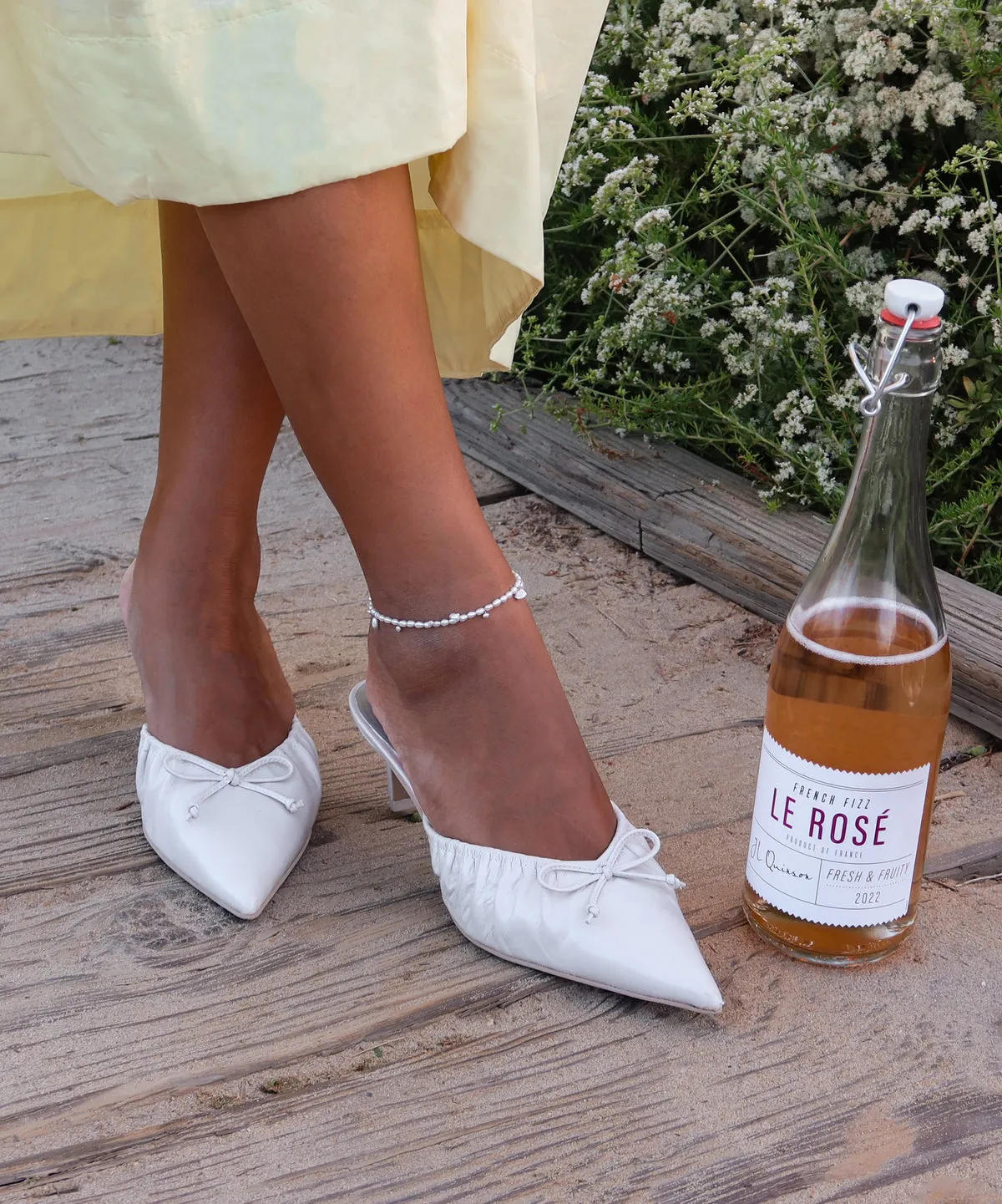KAIRI TALONS MOYENS IVOIRE CUIR VERNI FROISSÉ