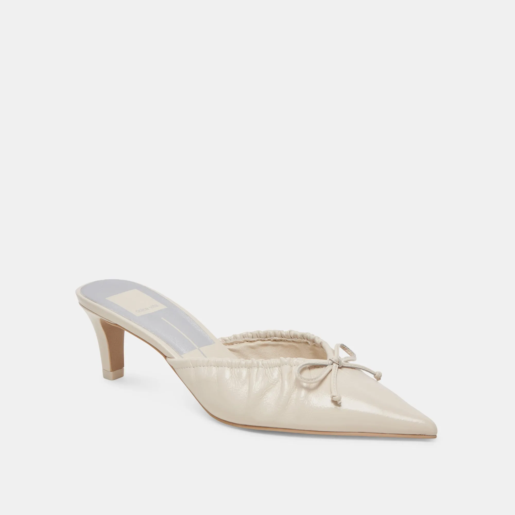KAIRI TALONS MOYENS IVOIRE CUIR VERNI FROISSÉ