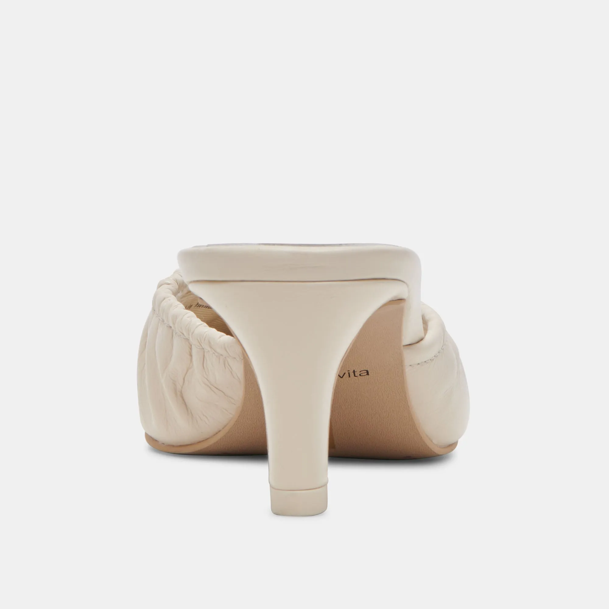 KAIRI TALONS MOYENS IVOIRE CUIR VERNI FROISSÉ