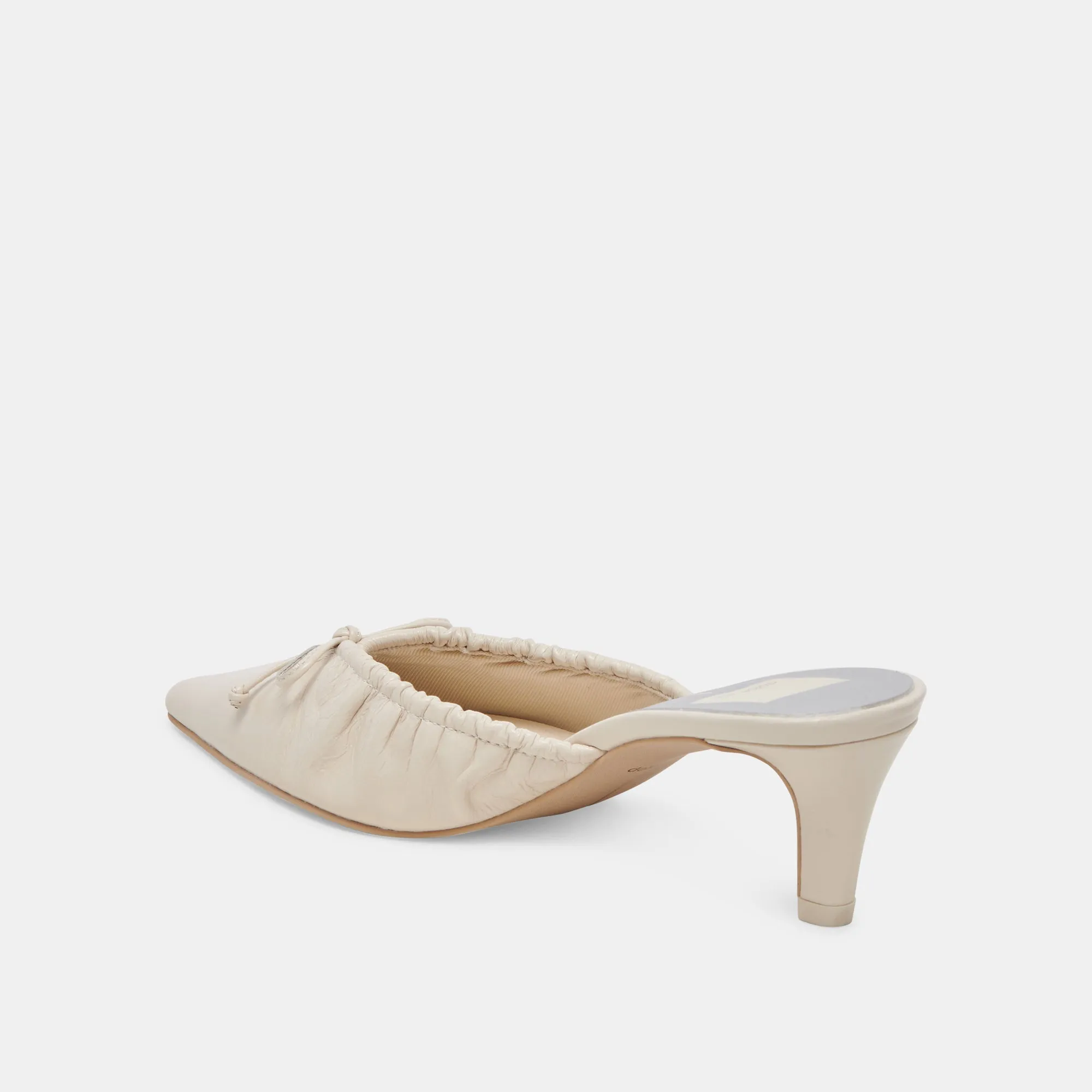 KAIRI TALONS MOYENS IVOIRE CUIR VERNI FROISSÉ