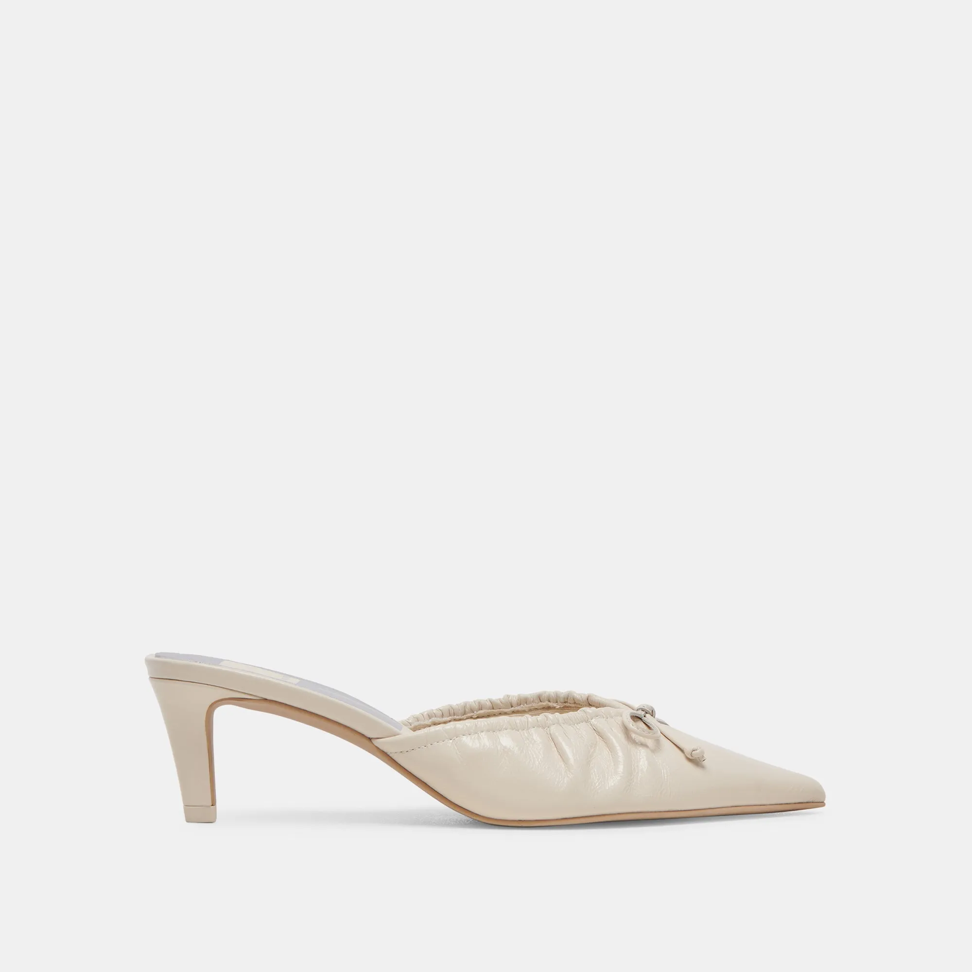 KAIRI TALONS MOYENS IVOIRE CUIR VERNI FROISSÉ