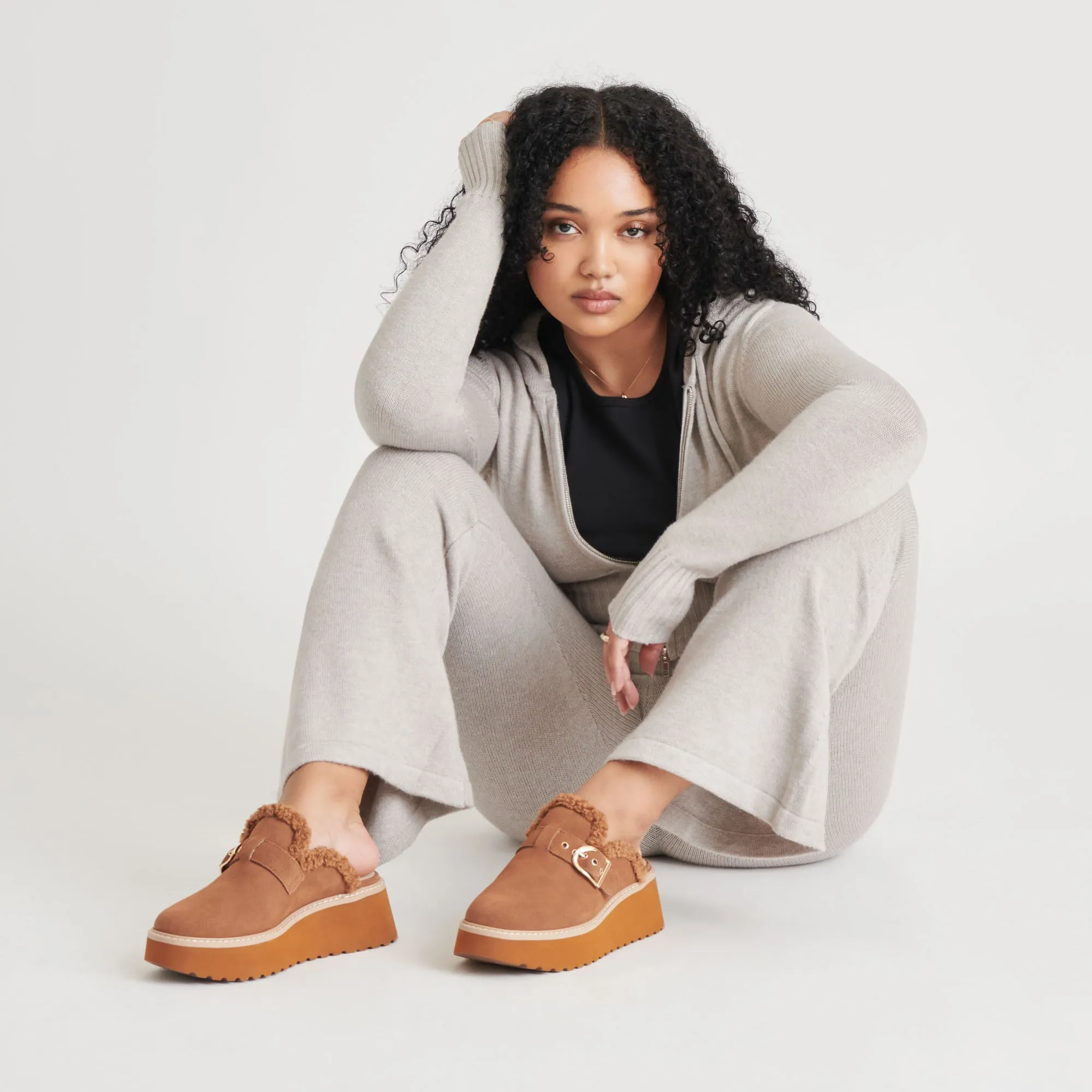 LELANI PLUSH FLATS PECAN SUÈDE