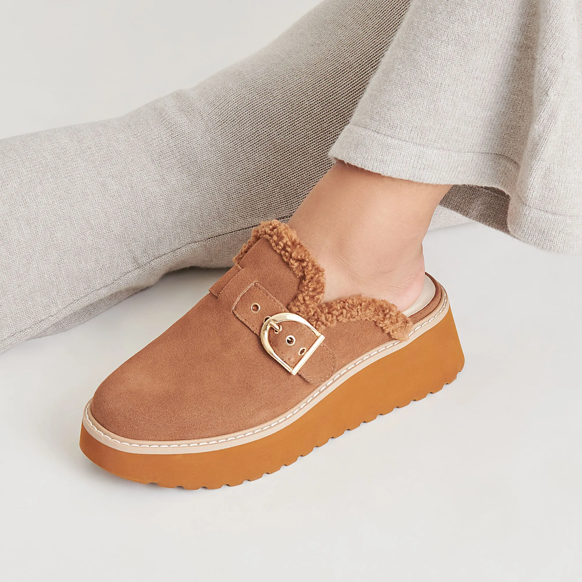 LELANI PLUSH FLATS PECAN SUÈDE