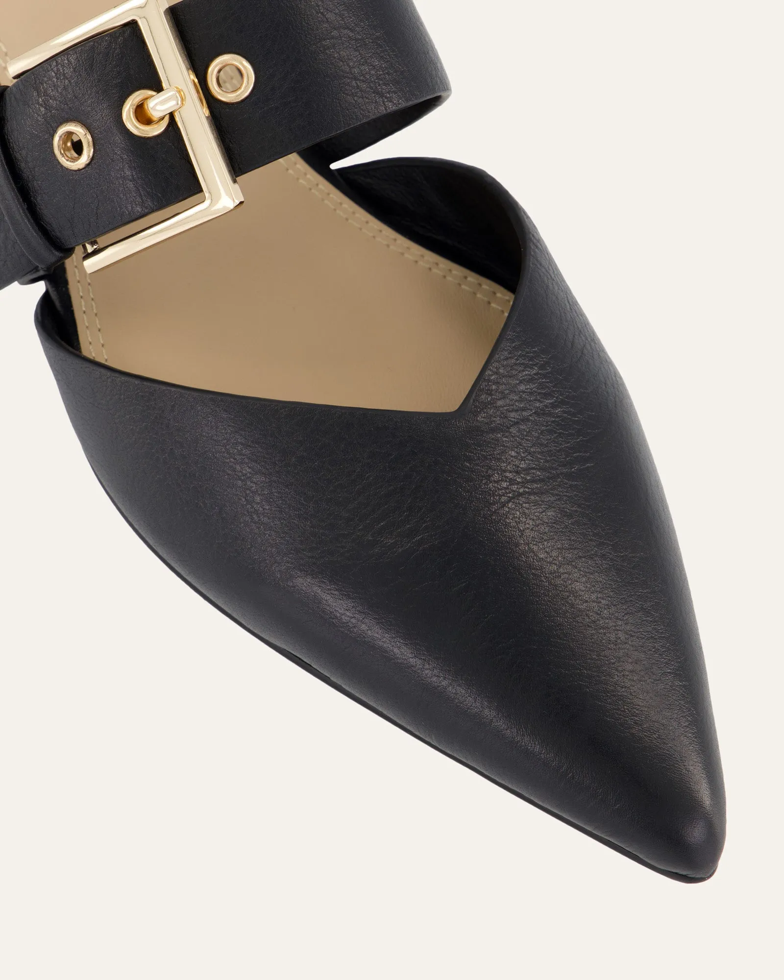 NEELA ROBE PLATE EN CUIR NOIR
