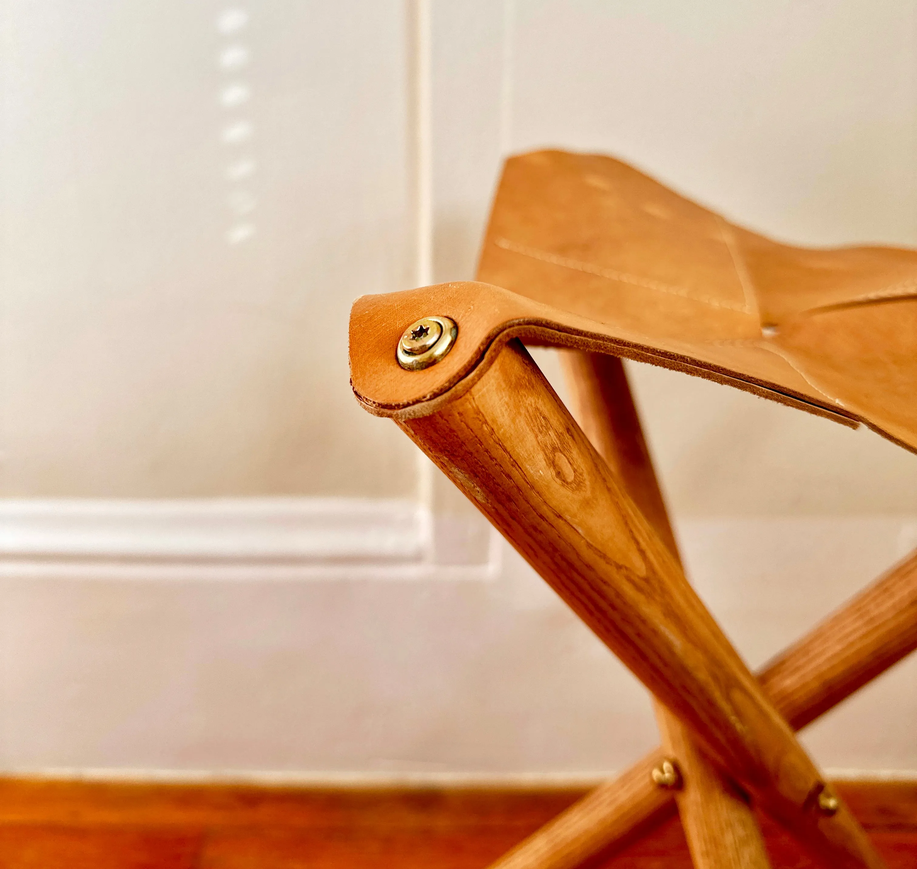 Tabouret en cuir assemblé