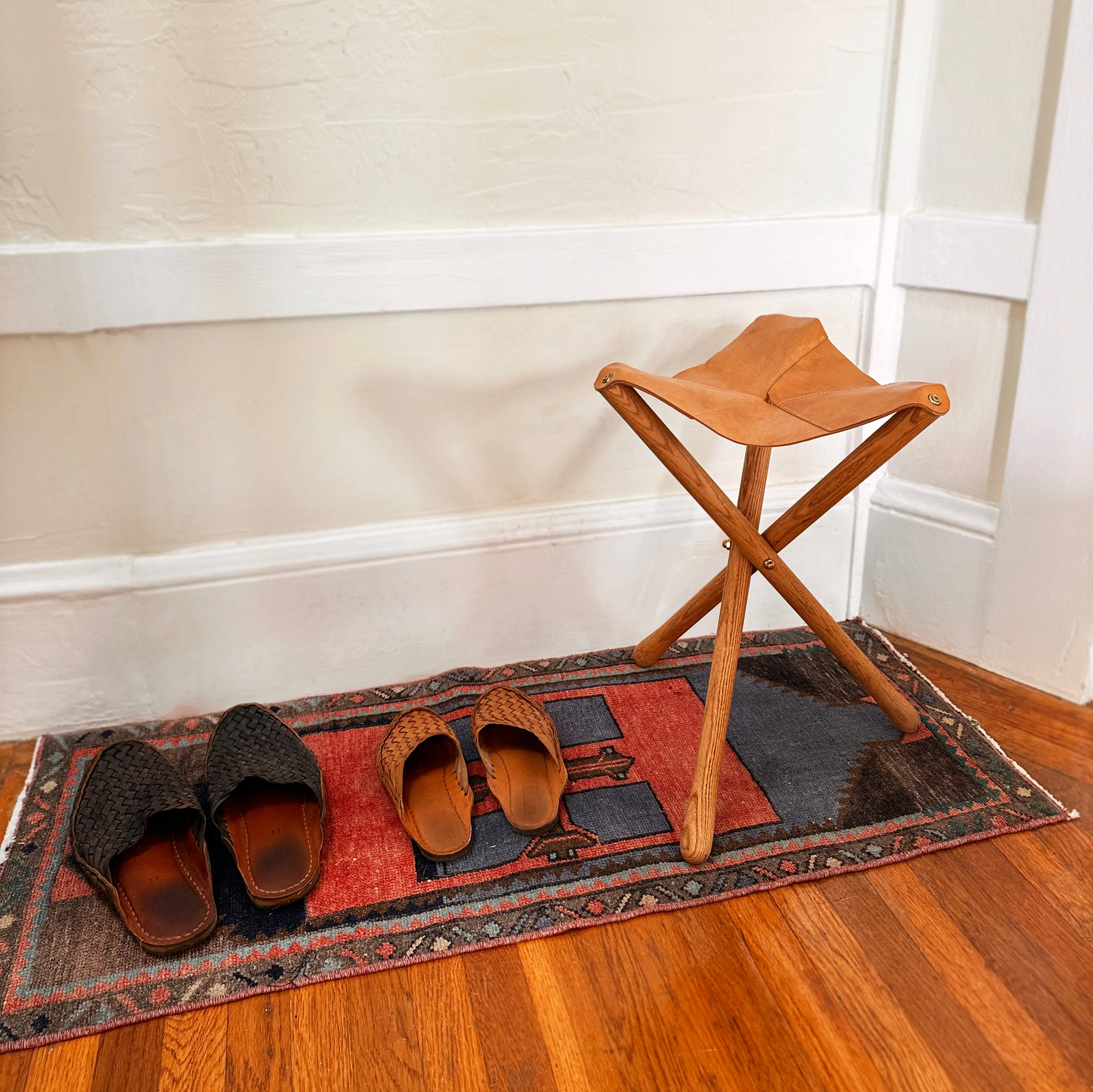 Tabouret en cuir assemblé