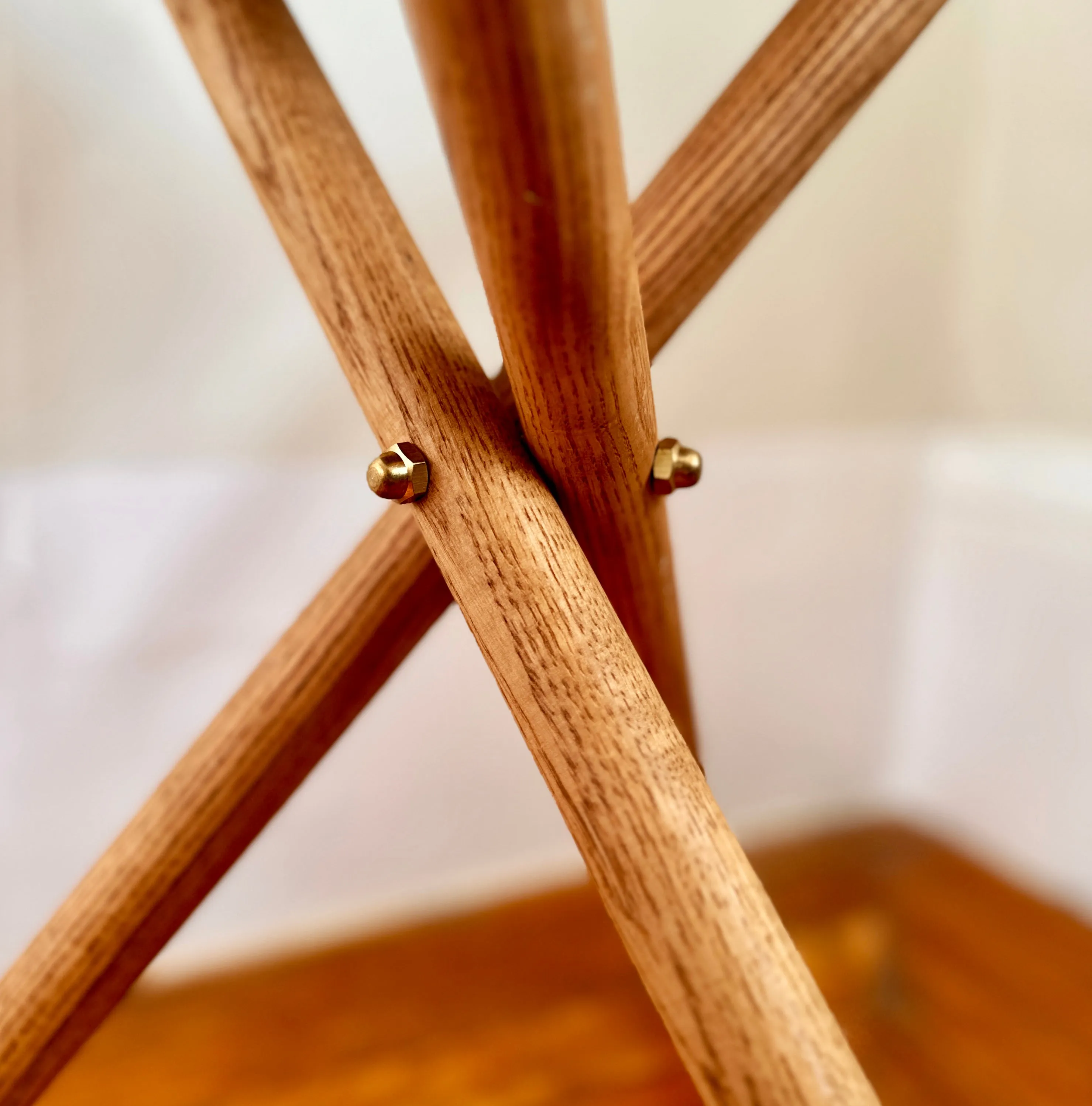 Tabouret en cuir assemblé