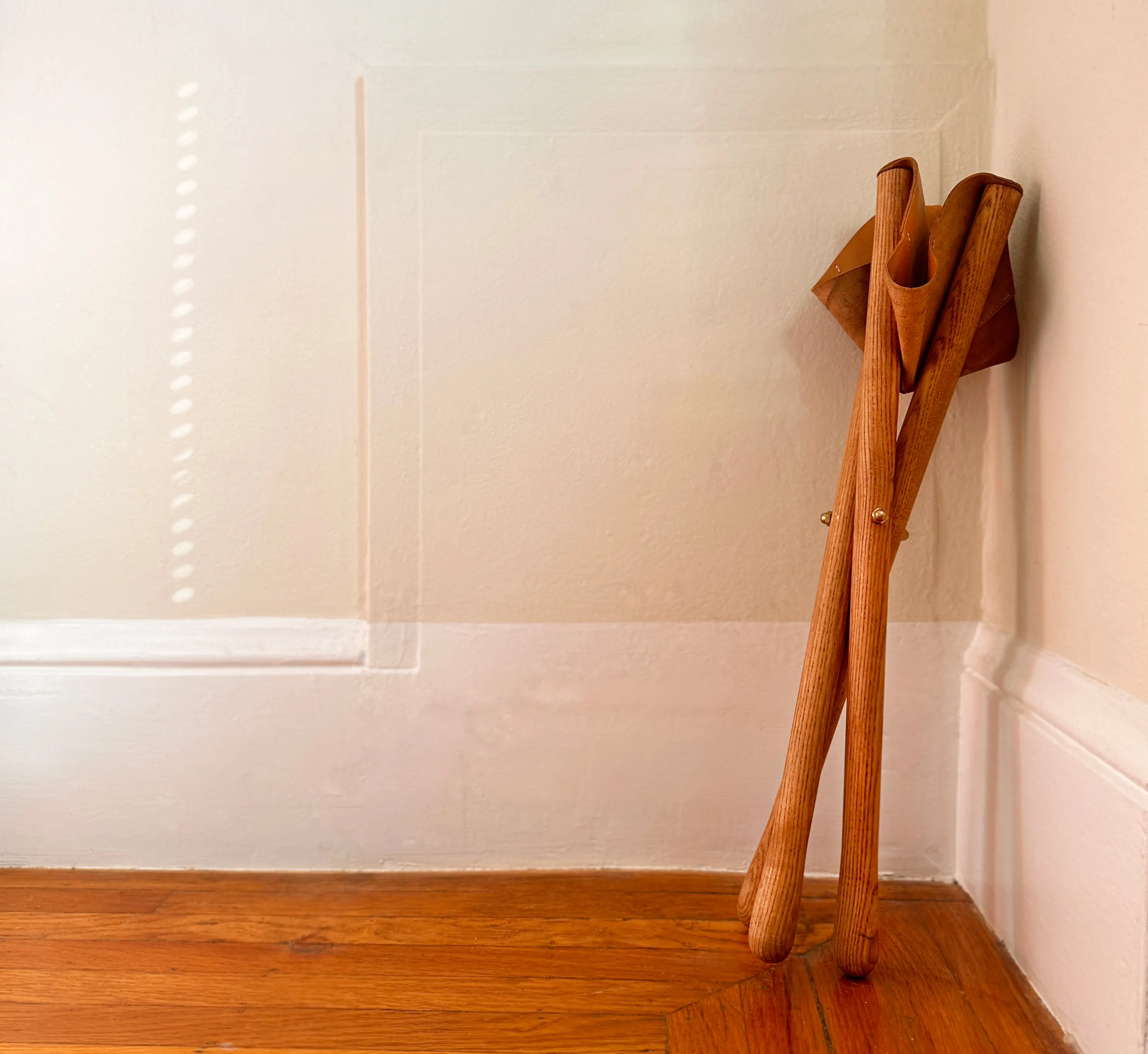 Tabouret en cuir assemblé