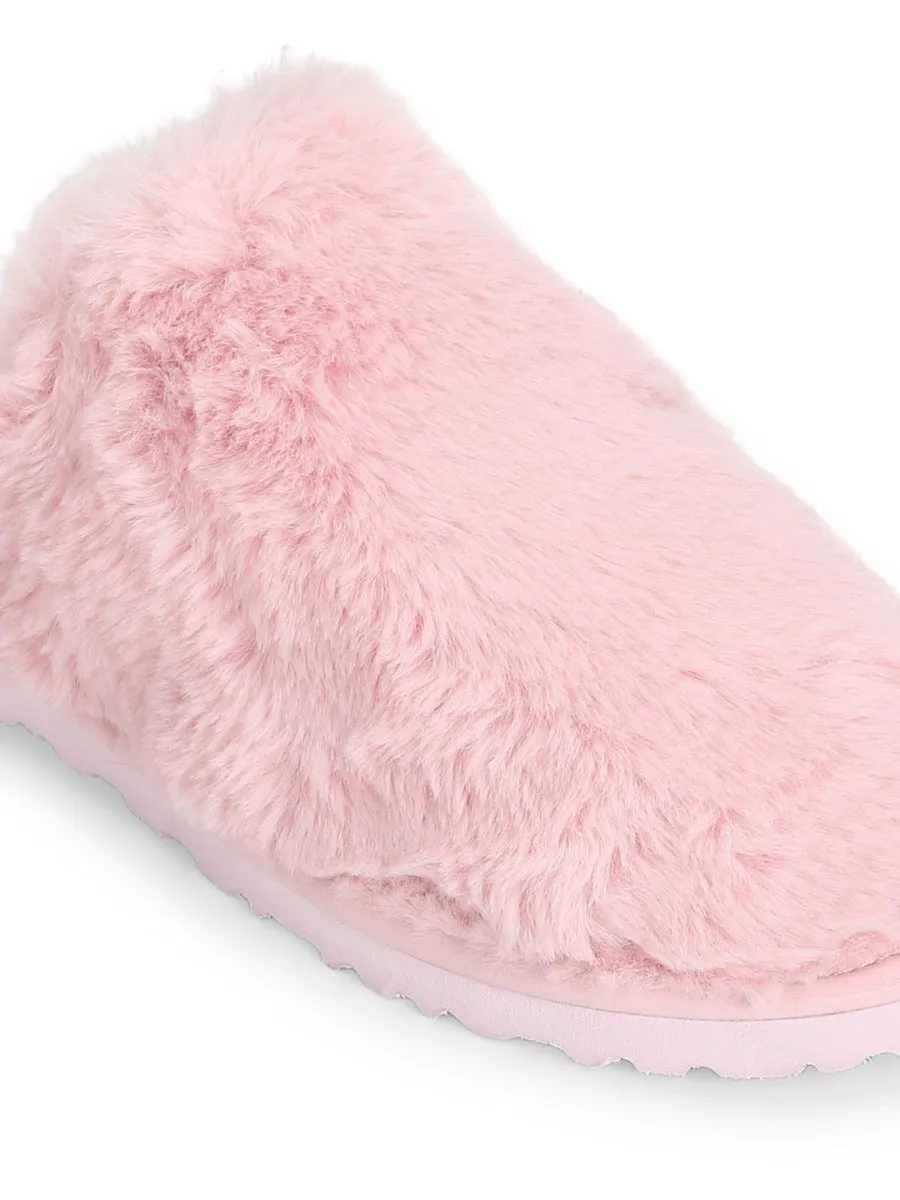 Pantoufles en fourrure rose et duveteuse