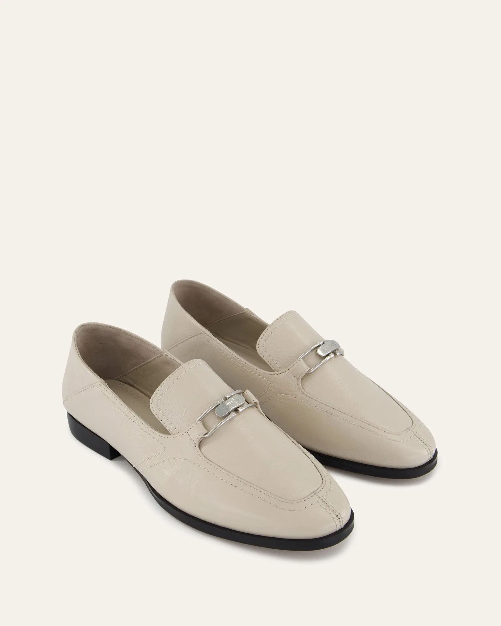 RILEY LOAFERS EN CUIR FROISSÉ BONE