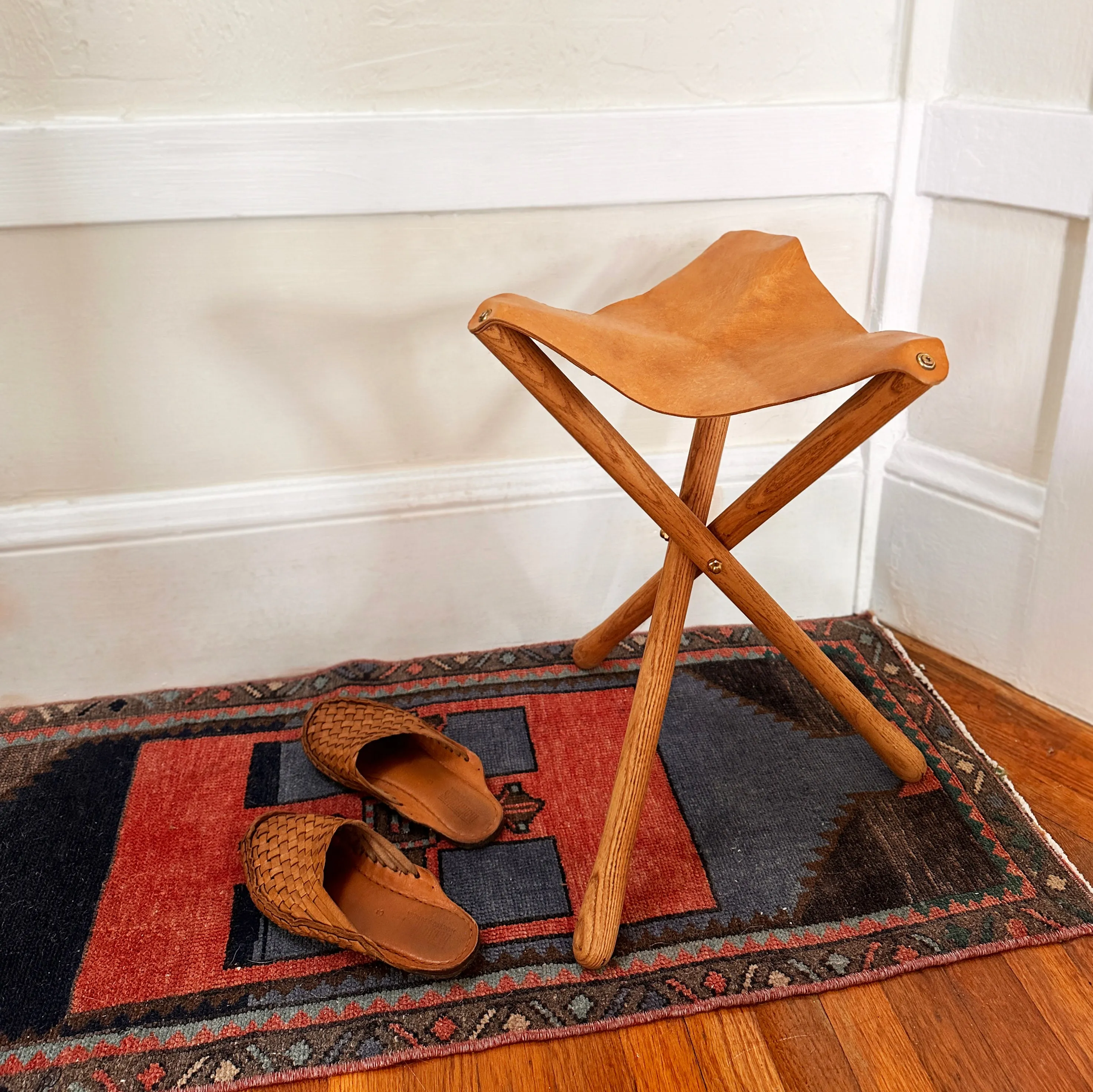 Tabouret en cuir solide