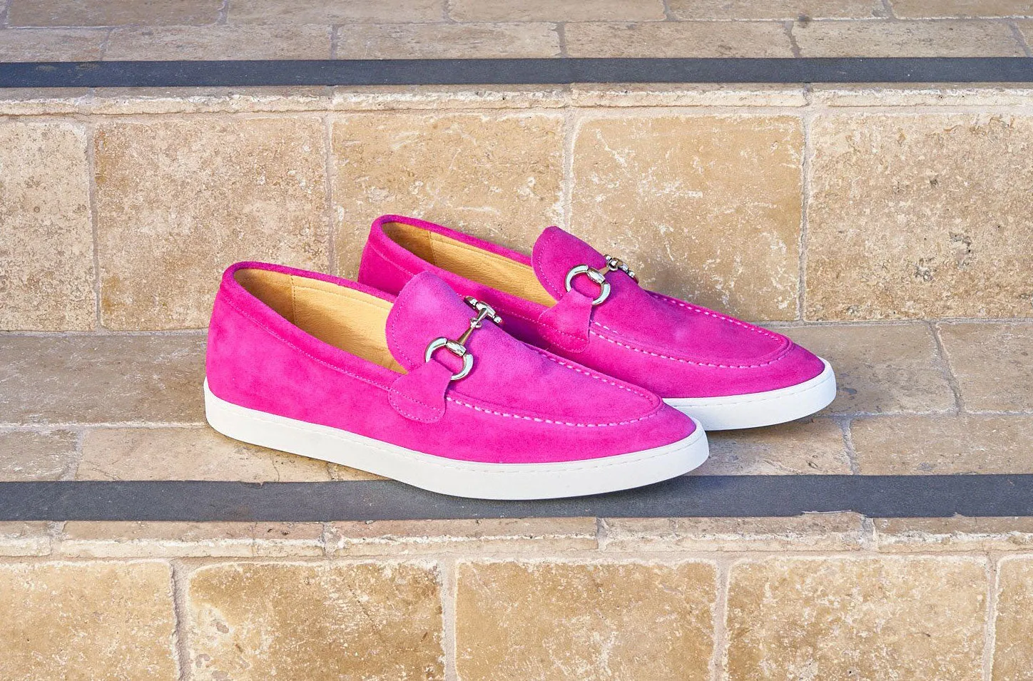 Mocassin à glissière en daim avec mors fuchsia