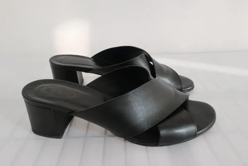 Sandales Tod's à bride croisée Noir Cuire Taille 40 Mules à talon moyen