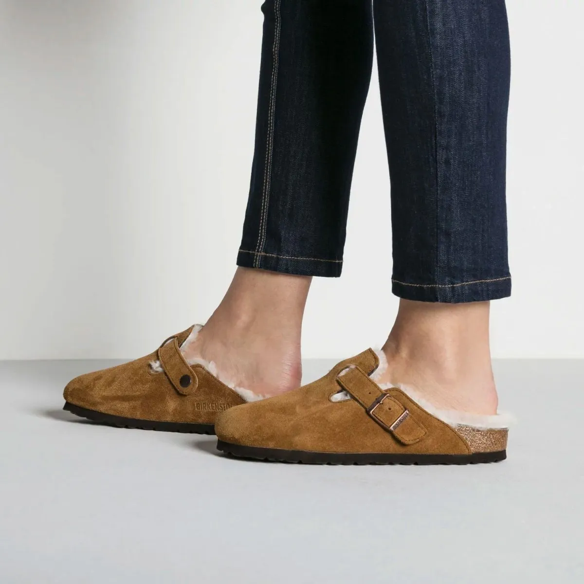 Birkenstock Boston pour Femme en Daim Naturel Mink avec Doublure en Mouton